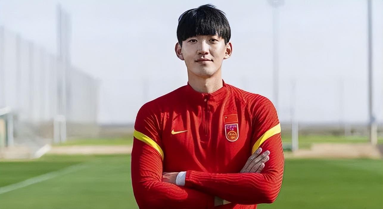 开云官网-上港门将奚志杰本赛季已正式离队，转会费仅为20万，引发热议
